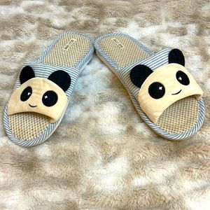 Women’s bear slippers, size 29.